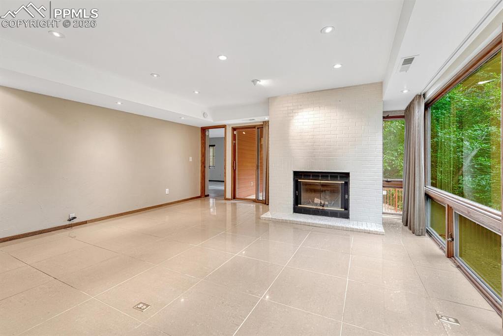 Image 19 of 50: Living Room