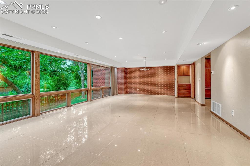 Image 20 of 50: Living Room