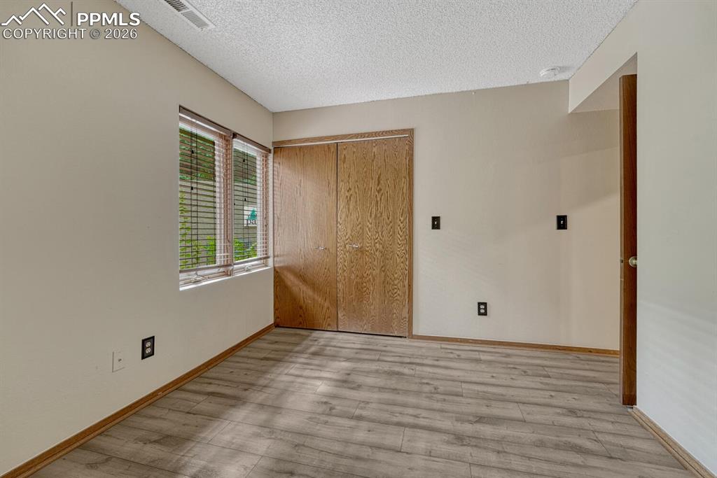 Image 30 of 50: Bedroom