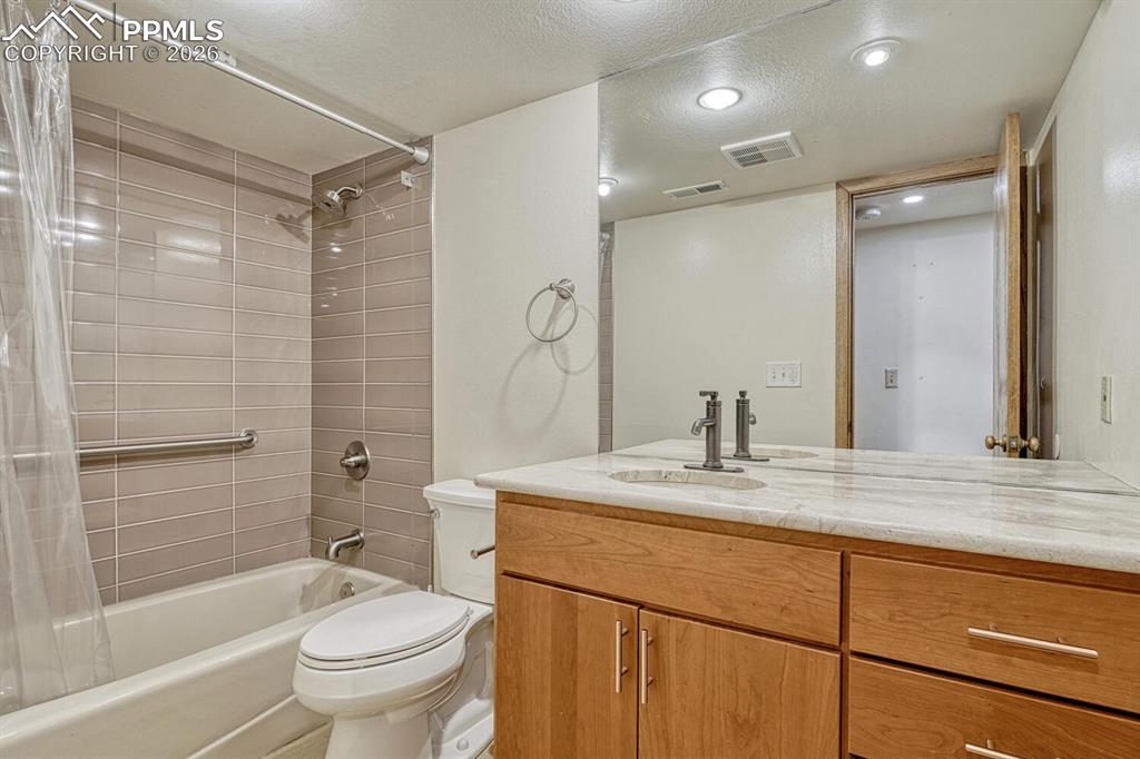 Image 32 of 50: Bathroom