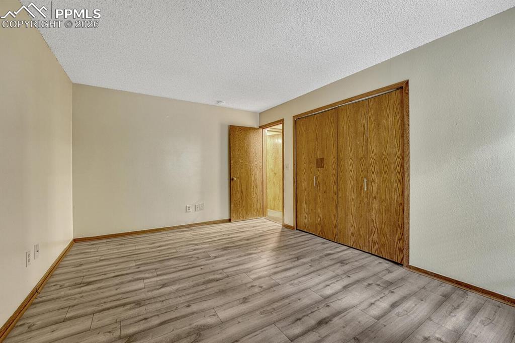 Image 35 of 50: Bedroom