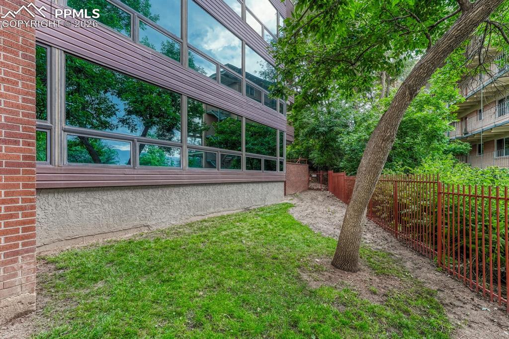 Image 41 of 50: Yard