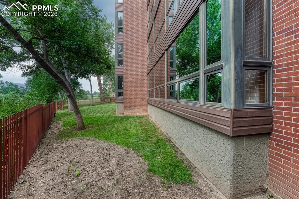 Image 42 of 50: Yard