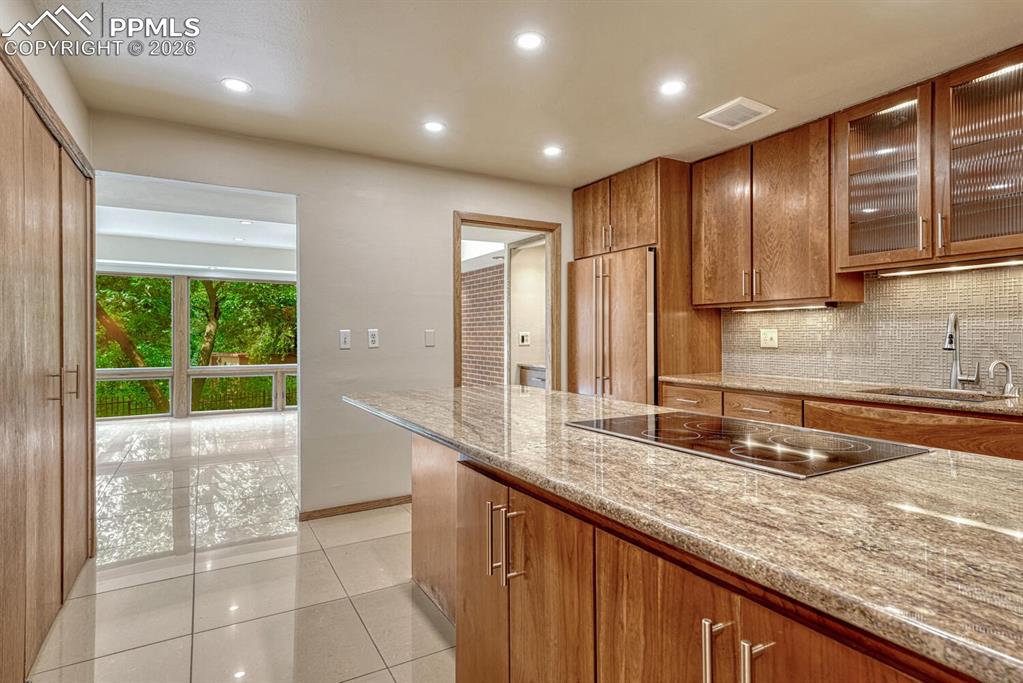 Image 8 of 50: Kitchen