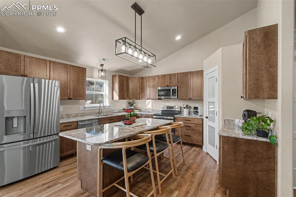 Image 10 of 25: Kitchen