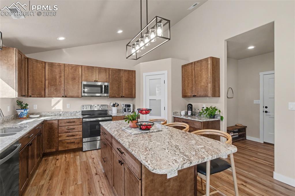 Image 11 of 25: Kitchen