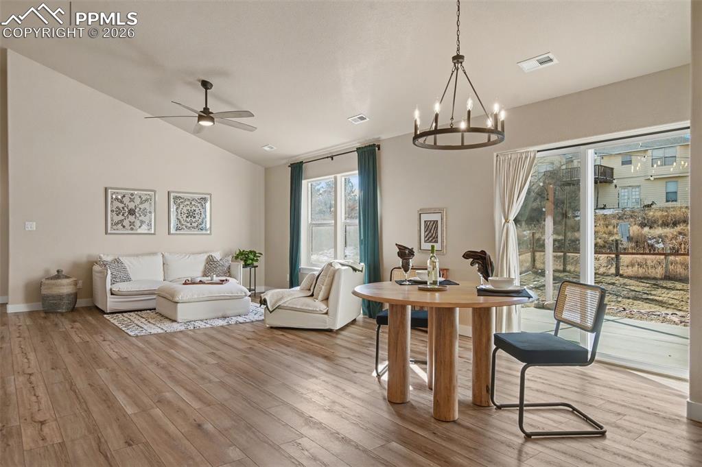 Image 15 of 25: Dining Area