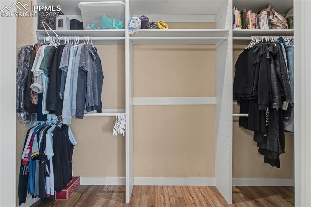 Image 20 of 25: Closet