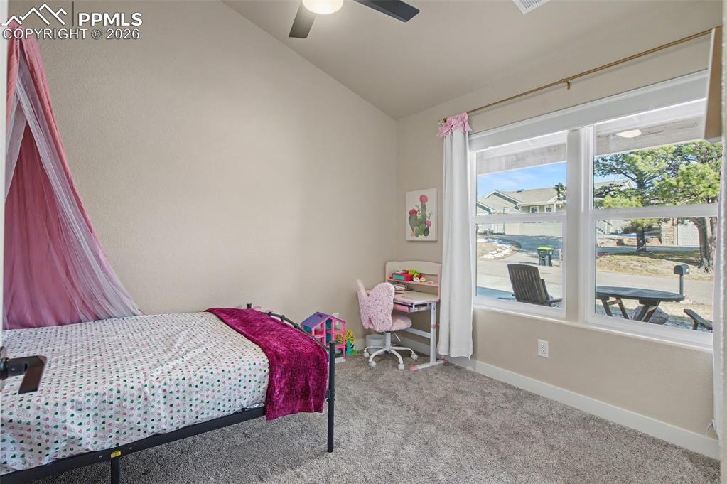 Image 21 of 25: Bedroom