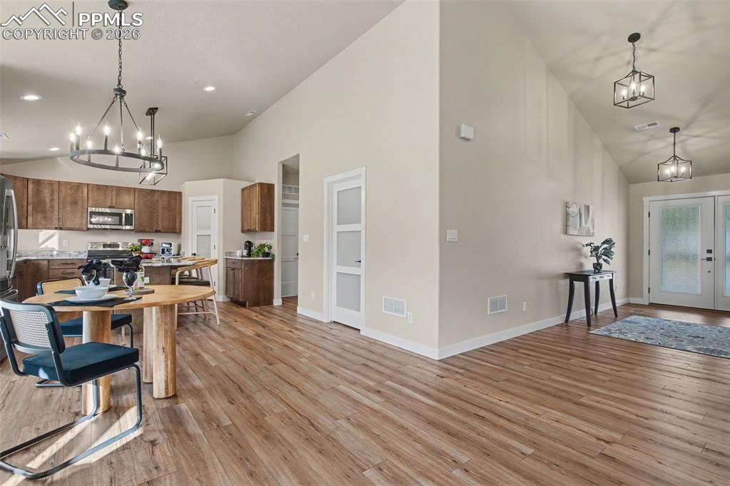 Image 5 of 25: Kitchen