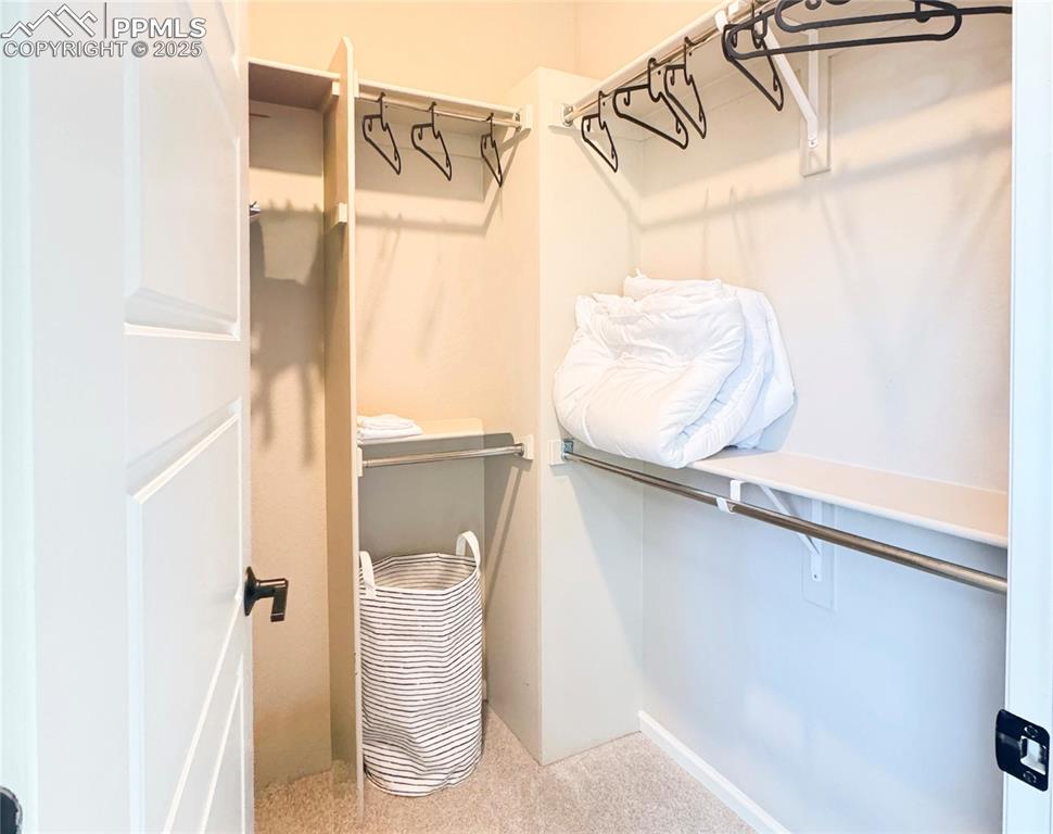 Image 21 of 34: Closet