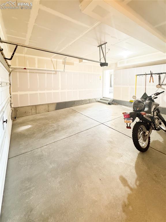 Image 31 of 34: Garage