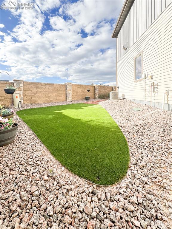 Image 34 of 34: Yard