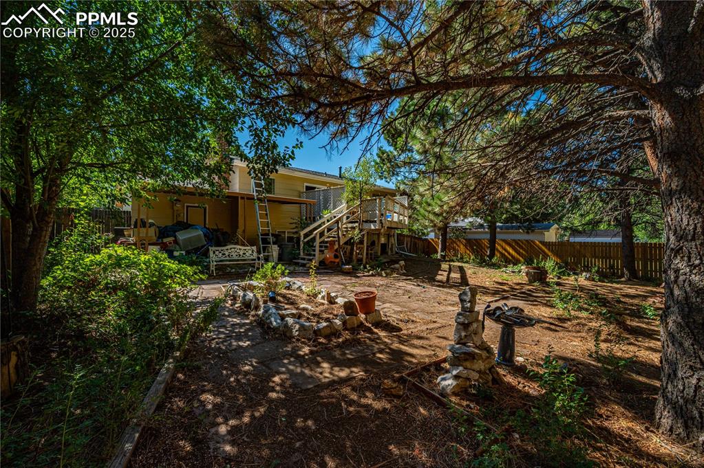 Image 15 of 19: Yard