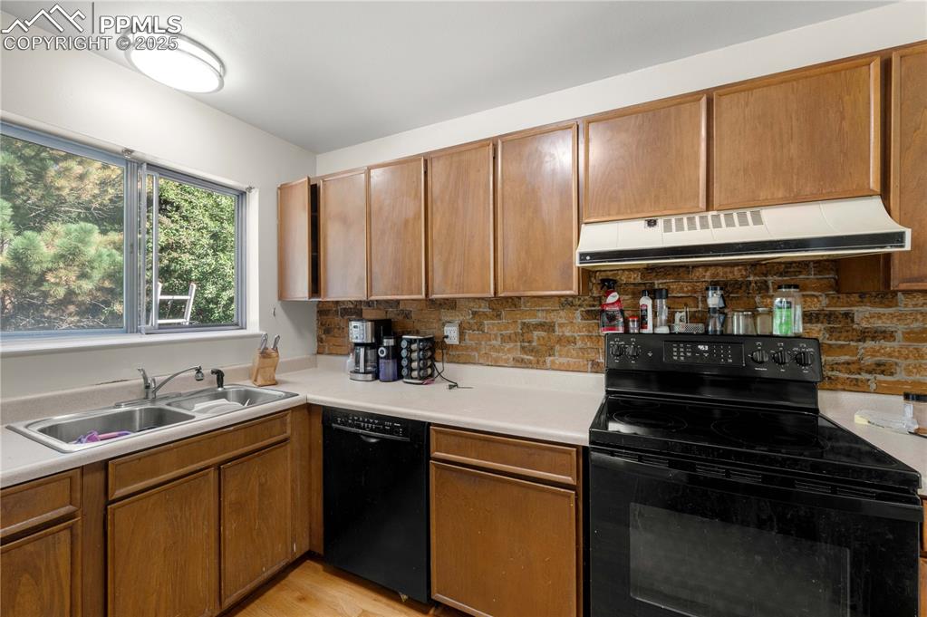 Image 2 of 19: Kitchen