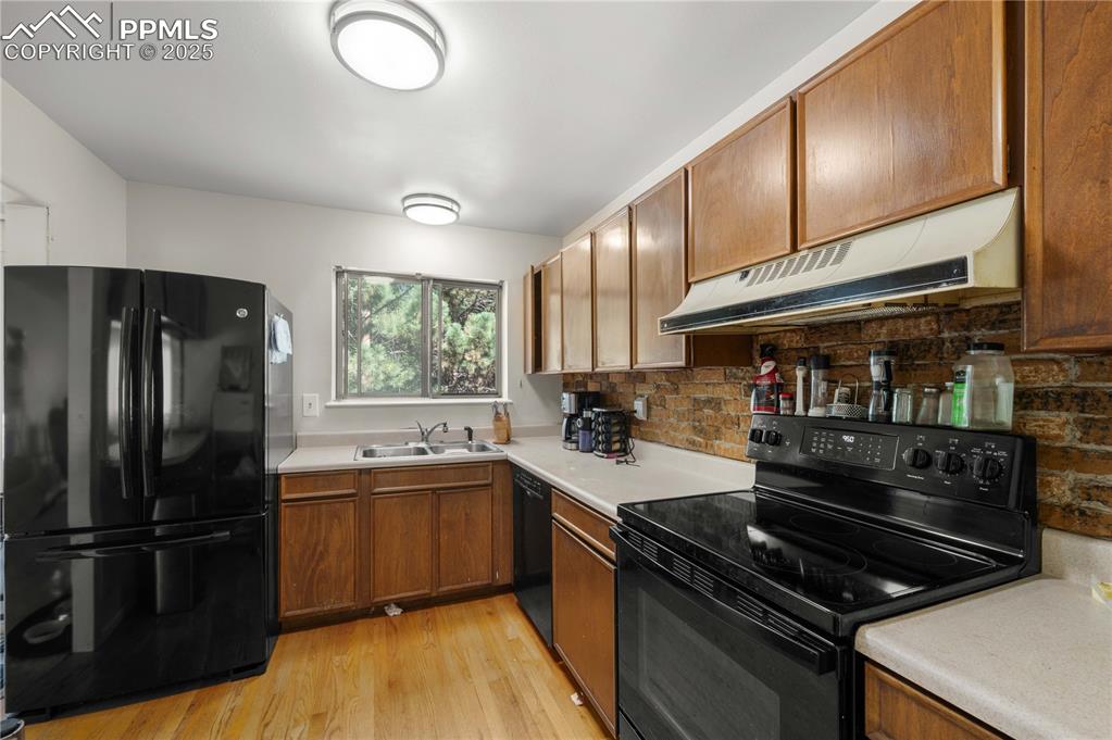 Image 4 of 19: Kitchen