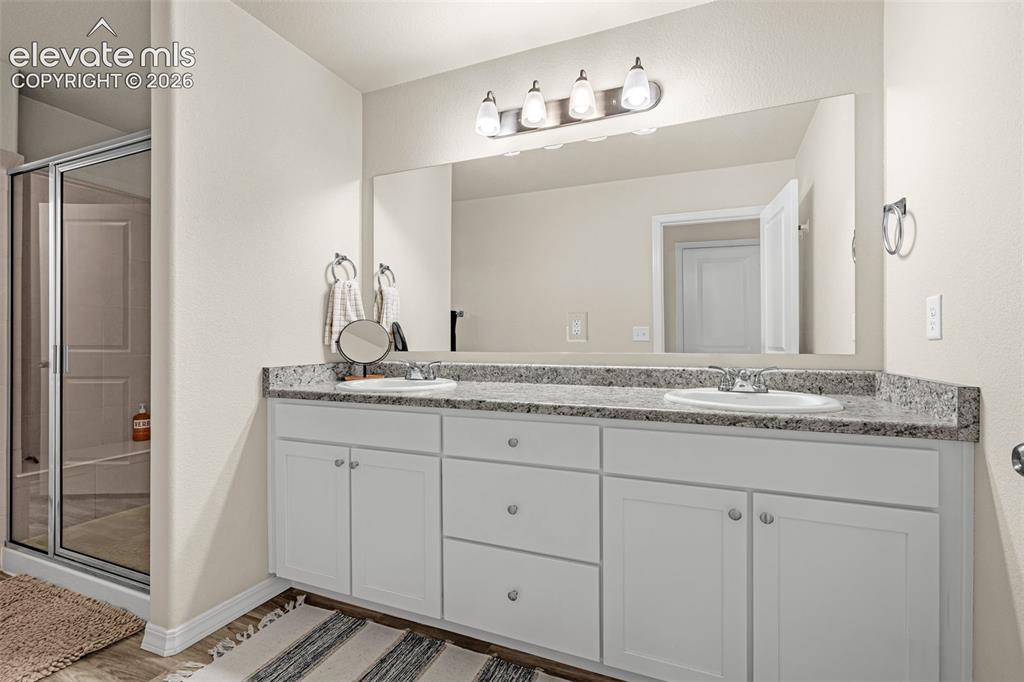 Image 19 of 38: Bathroom