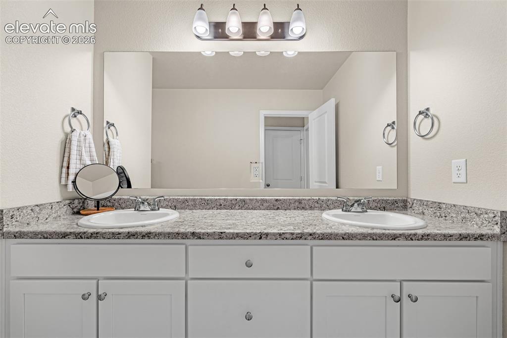 Image 20 of 38: Bathroom