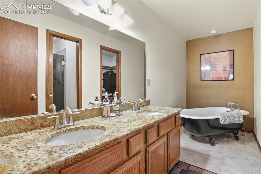 Image 15 of 42: Bathroom