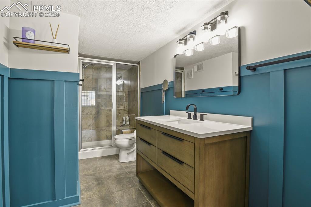 Image 23 of 42: Bathroom