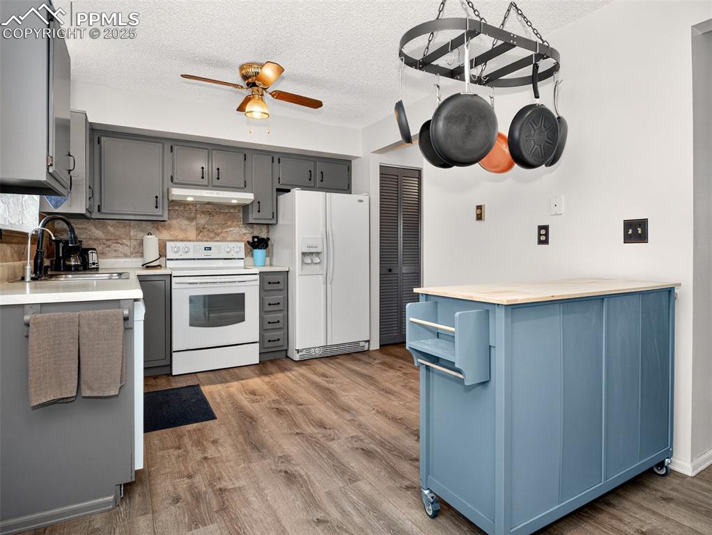 Image 13 of 45: Kitchen with island and matching appliances