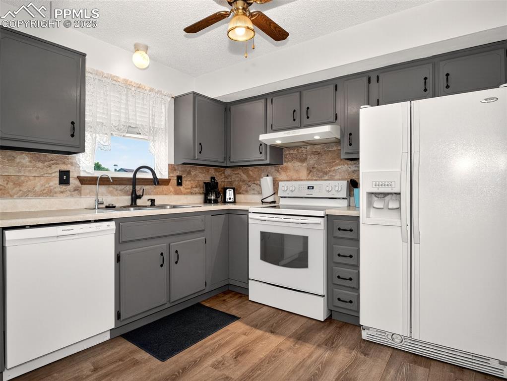 Image 14 of 45: Kitchen with matching appliances