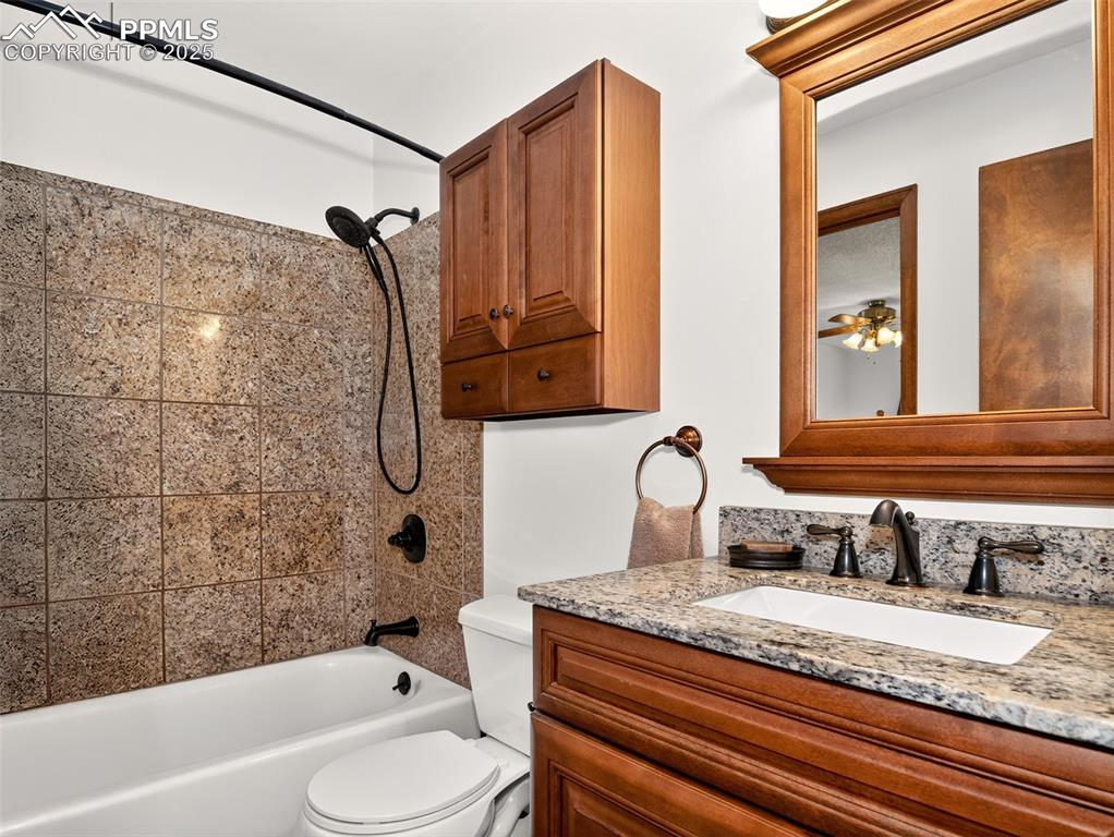 Image 19 of 45: Full bathroom