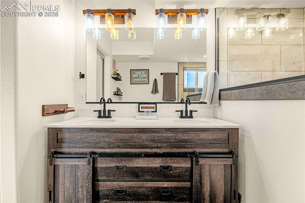 Image 11 of 46: Bathroom