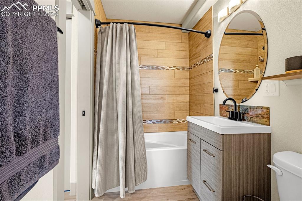 Image 14 of 46: Bathroom