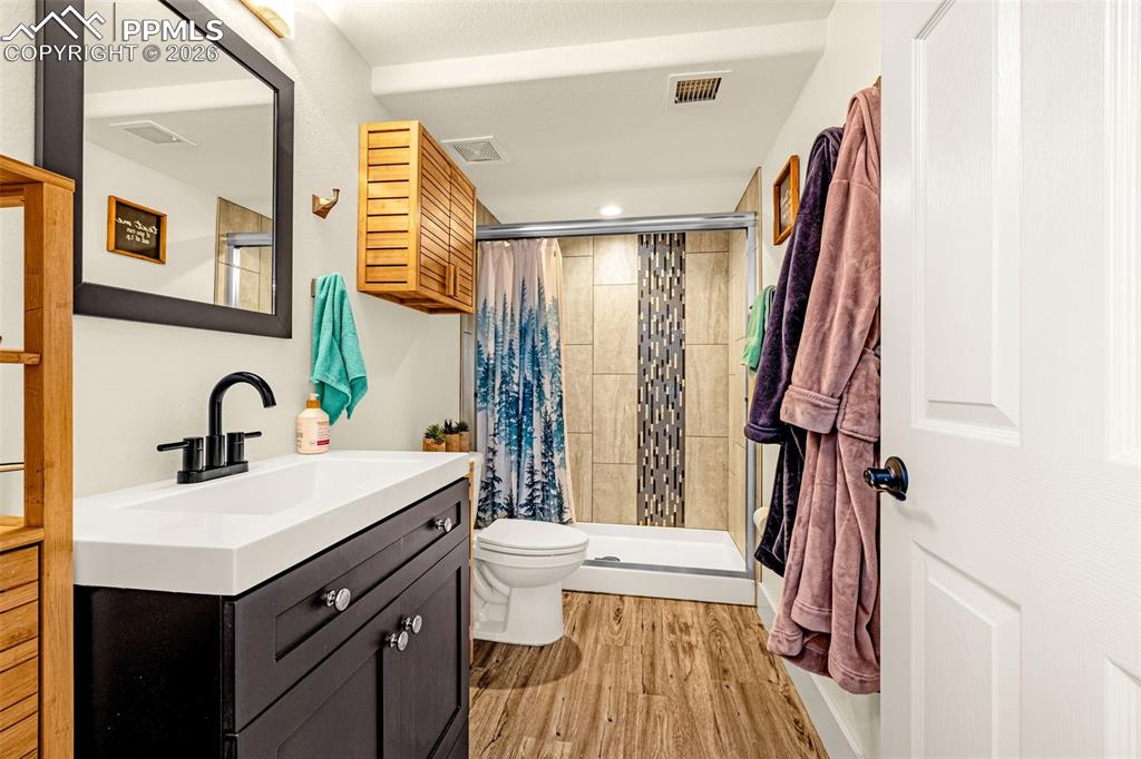 Image 20 of 46: Bathroom