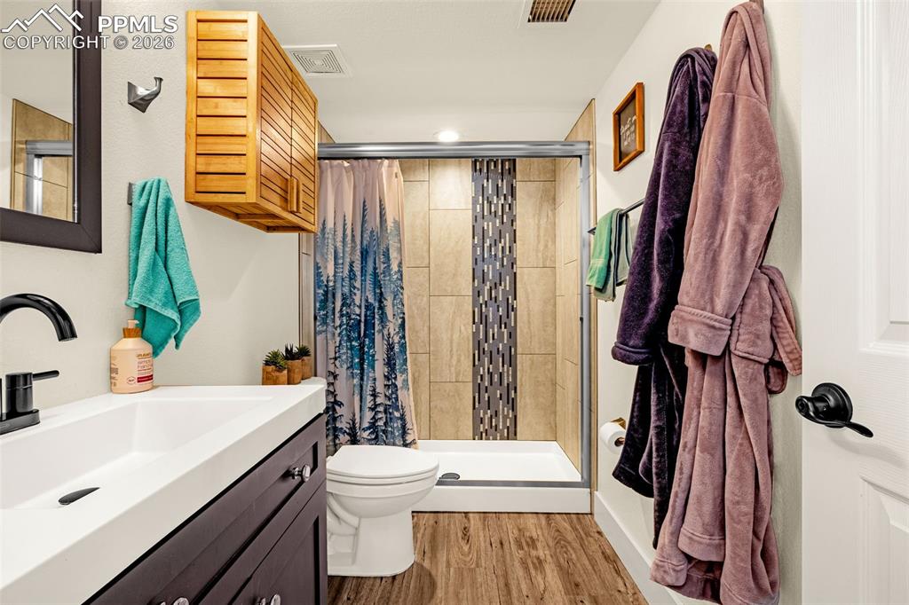 Image 21 of 46: Bathroom