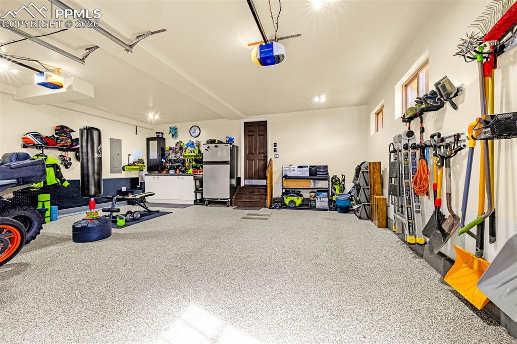 Image 23 of 46: Garage