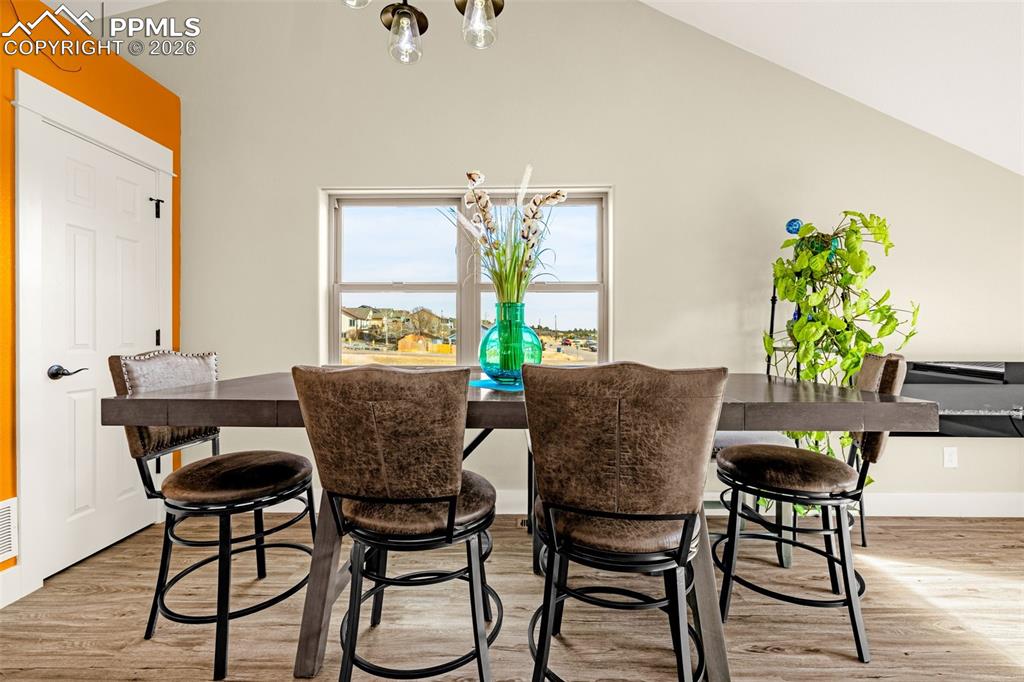 Image 26 of 46: Dining Area