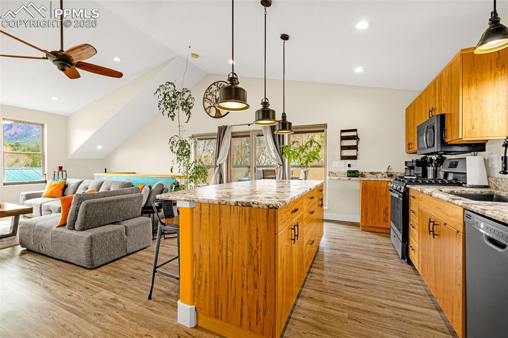 Image 7 of 46: Kitchen