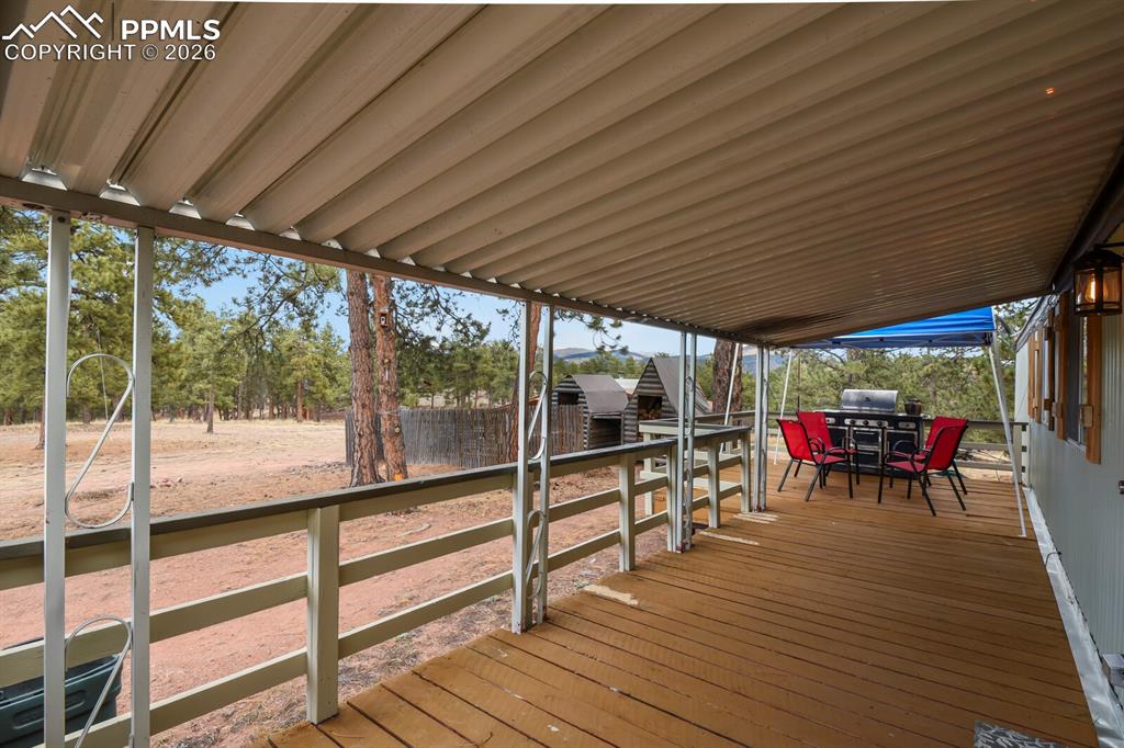 Image 17 of 36: Deck