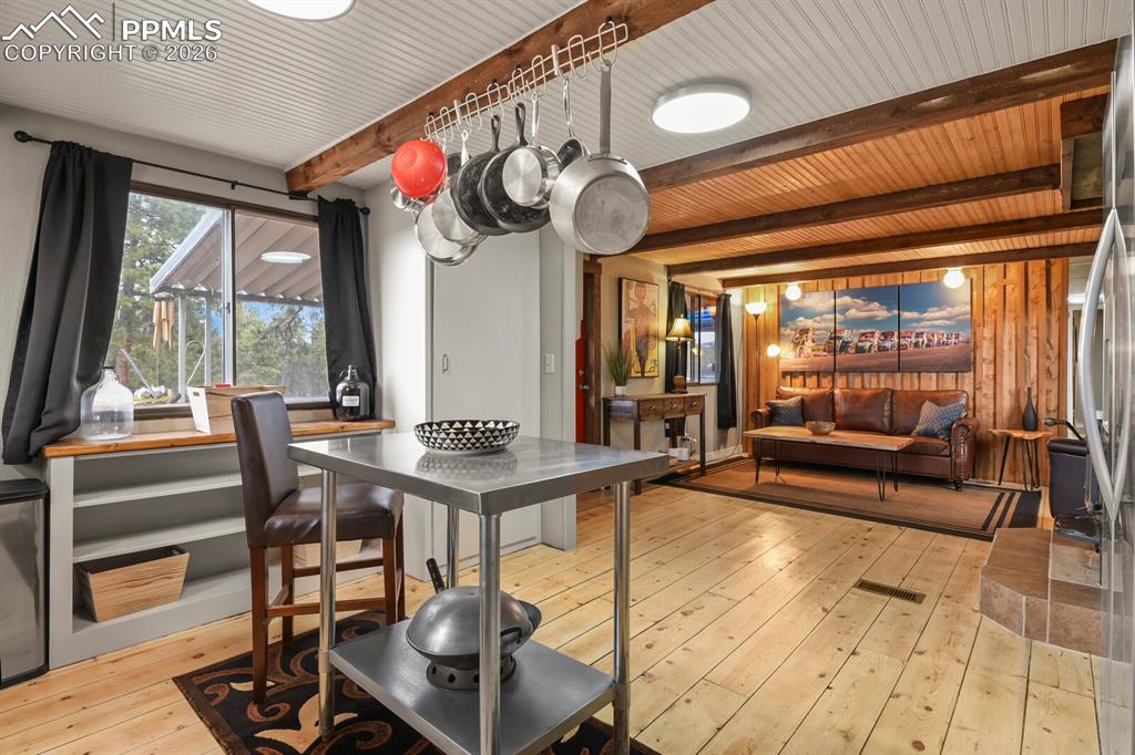 Image 9 of 36: Dining Area