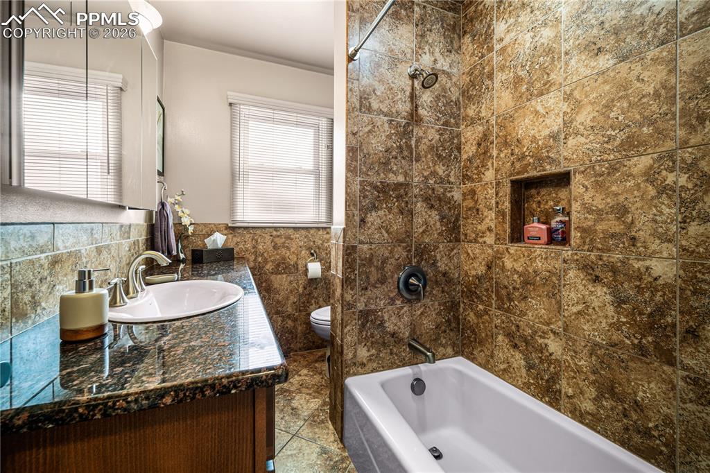 Image 14 of 47: Bathroom