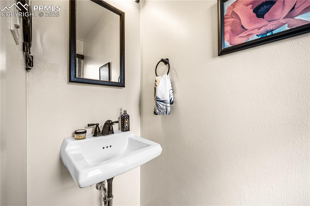 Image 18 of 47: Bathroom