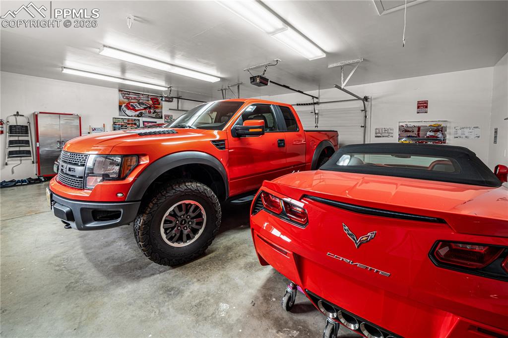 Image 34 of 47: Garage