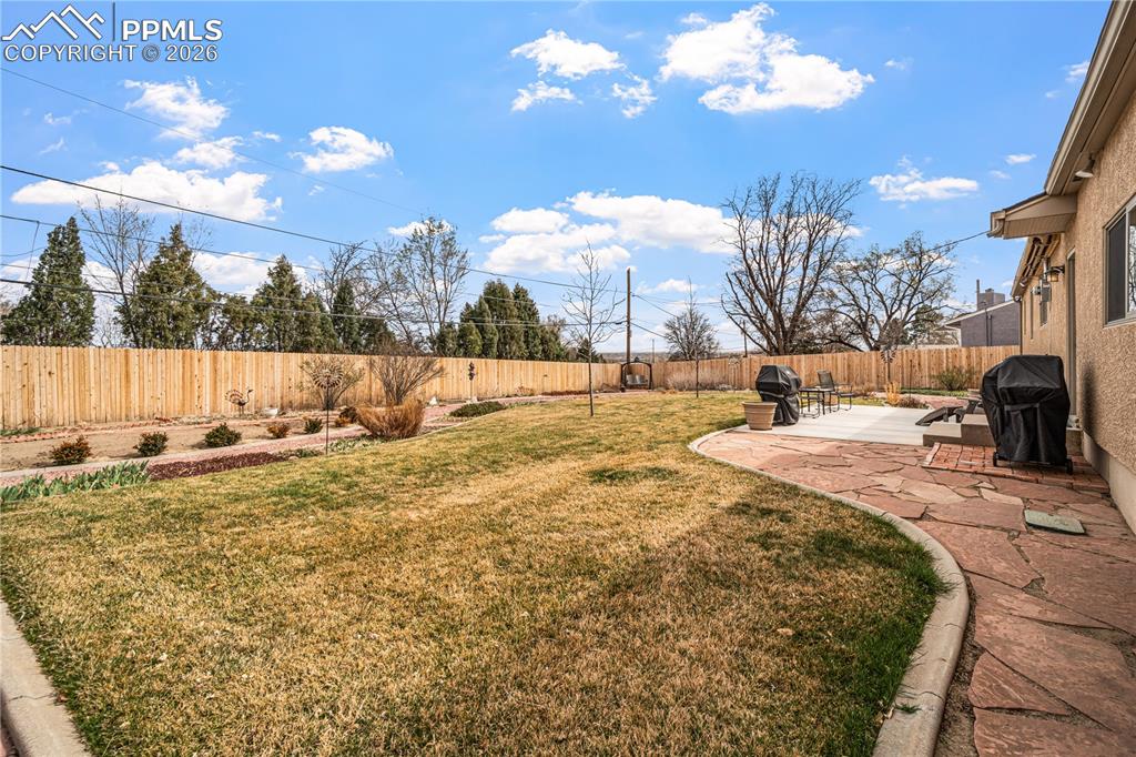 Image 38 of 47: Yard