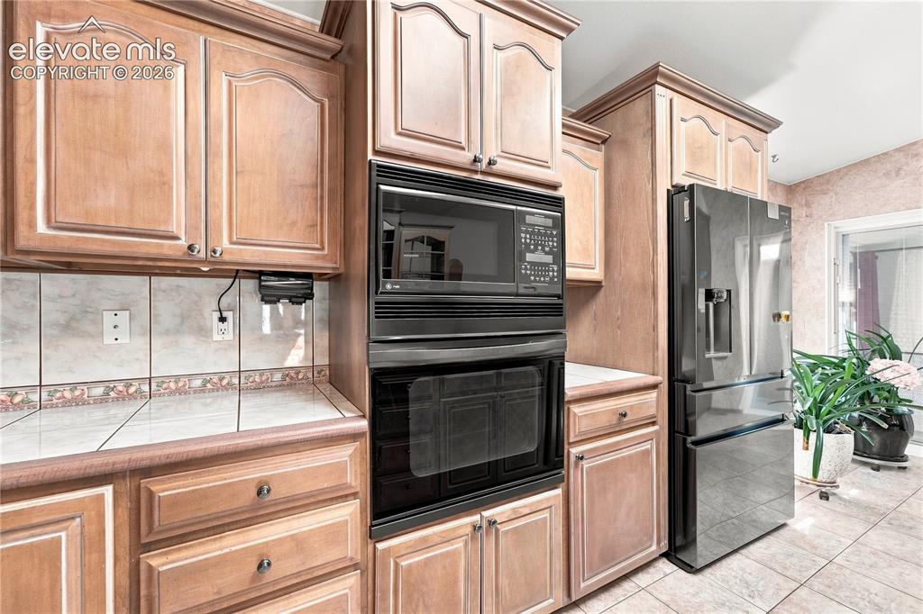 Image 10 of 42: Double ovens and newer rig