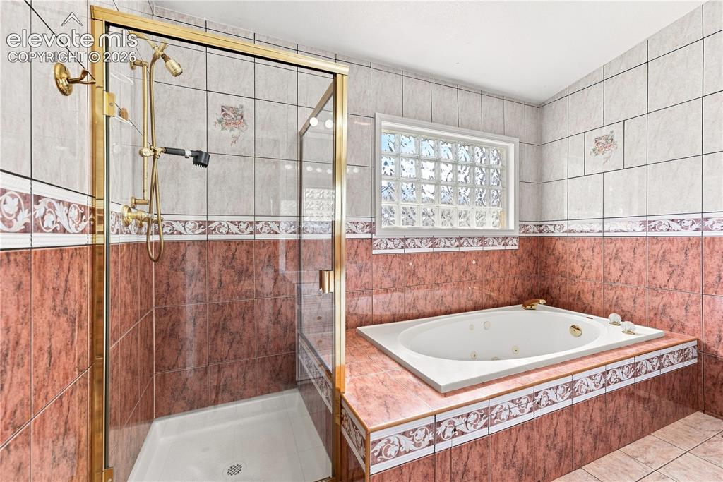 Image 15 of 42: In master bedroom suite