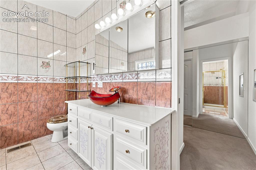 Image 16 of 42: Bathroom