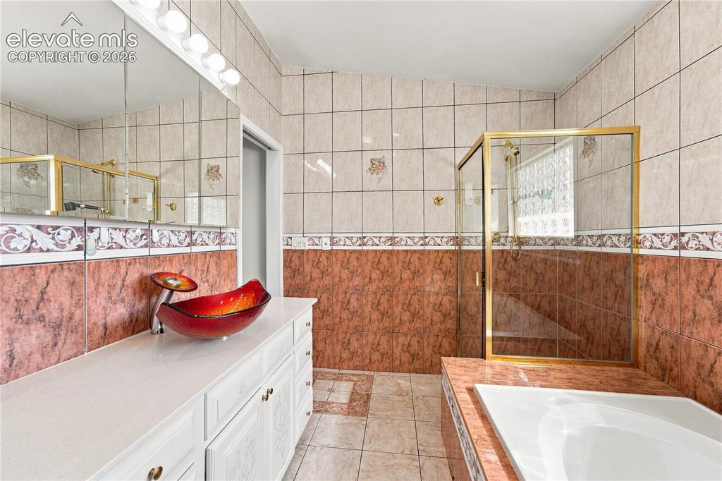 Image 17 of 42: Bathroom