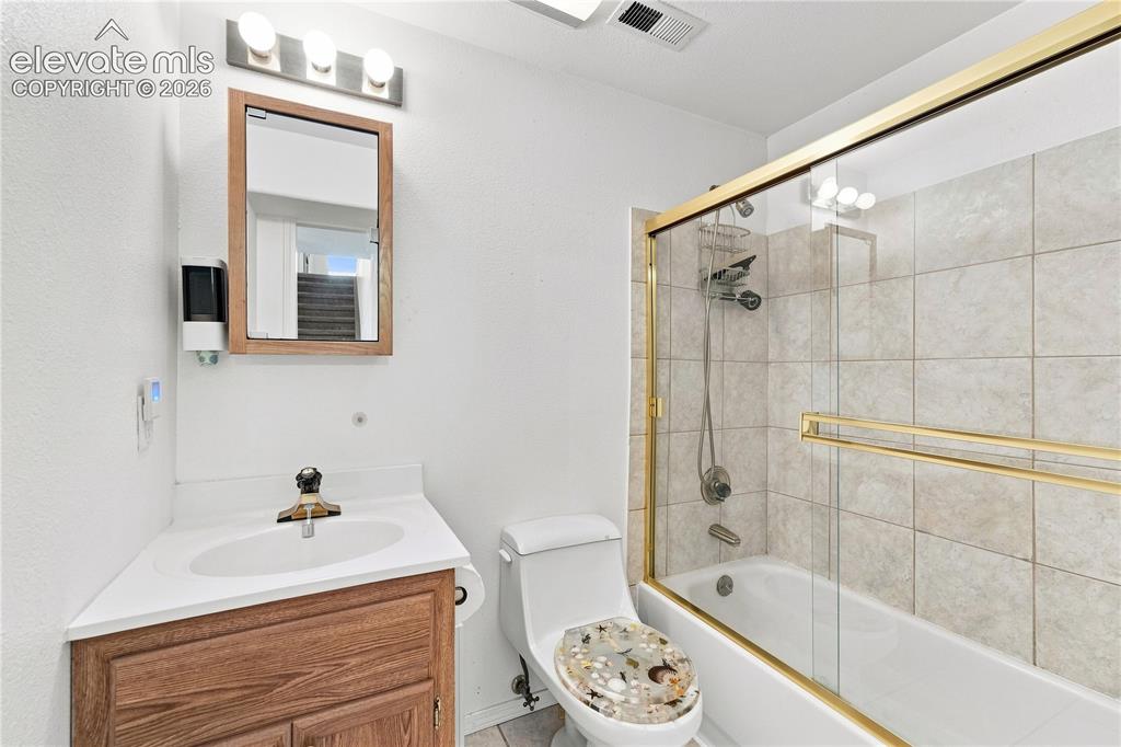 Image 26 of 42: Bathroom