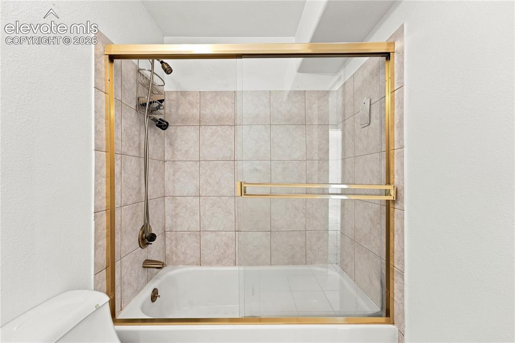 Image 27 of 42: Bathroom