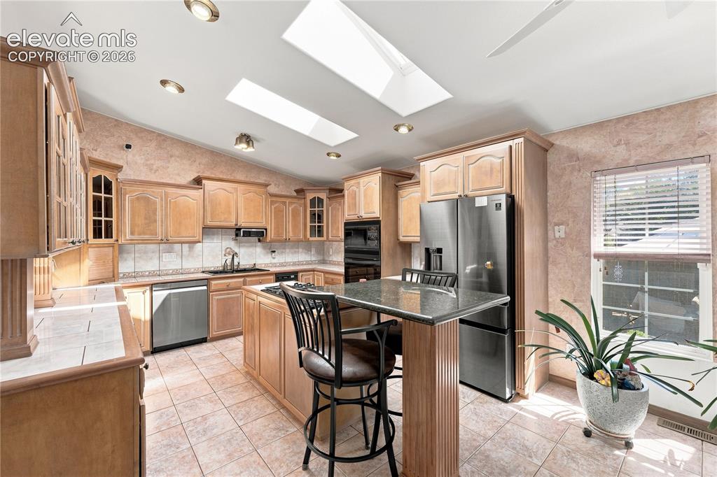 Image 7 of 42: Kitchen