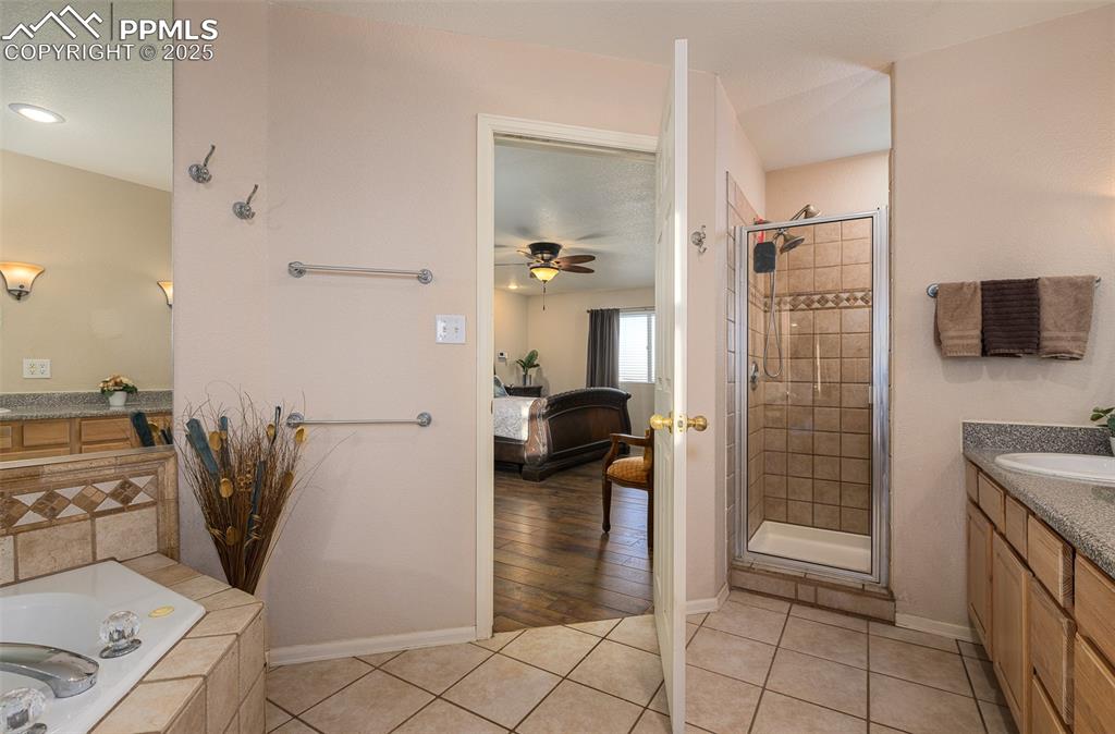 Image 11 of 44: Bathroom