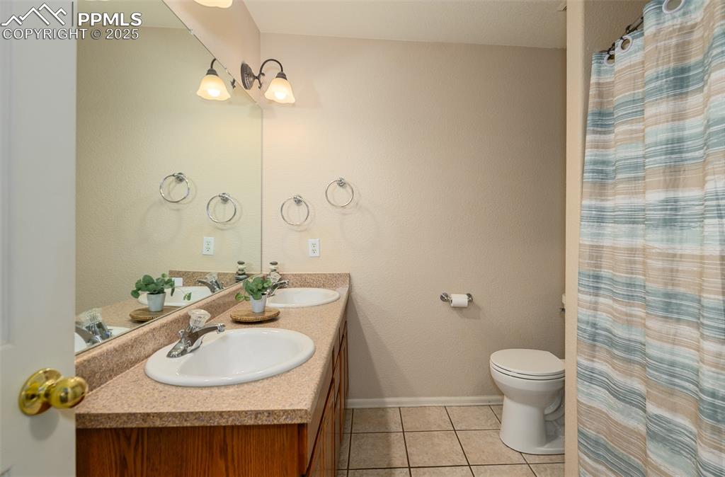 Image 14 of 44: Bathroom