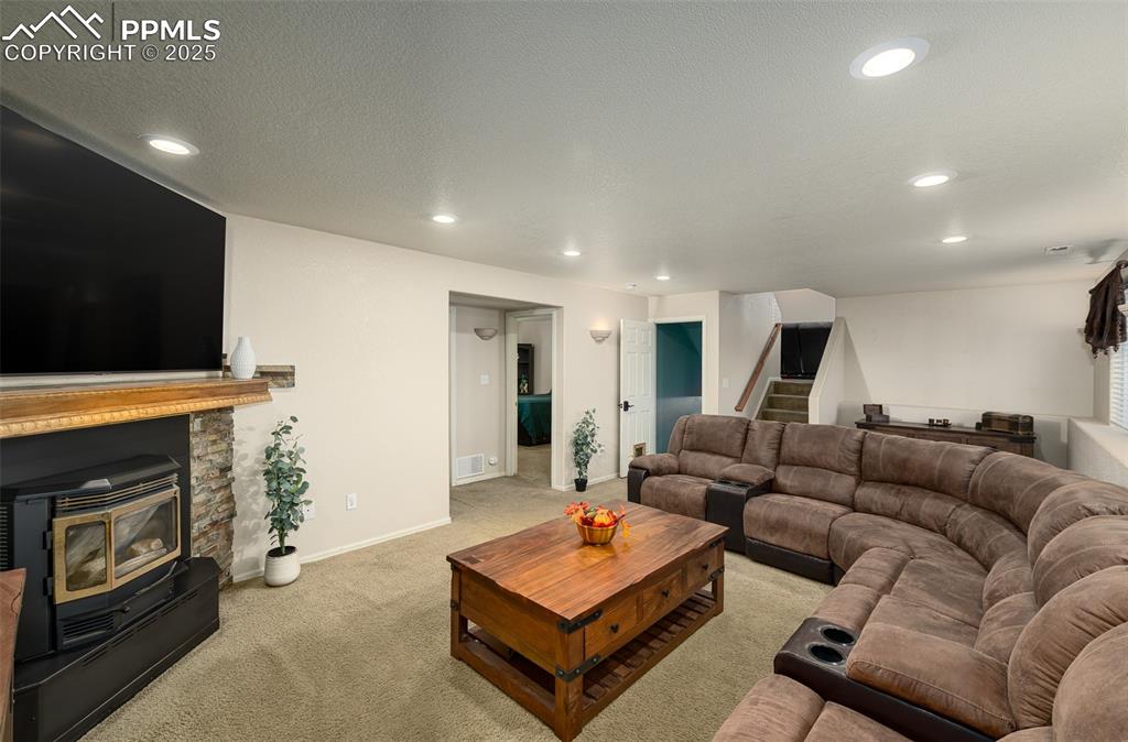 Image 17 of 44: Living Room